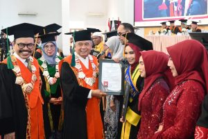 penyerahan-piagam-penghargaan-wisudawan-terbaik-edited-2048×1366